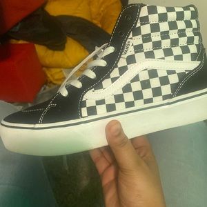 Only been worn onced only 100$ size 5.5 in boys.